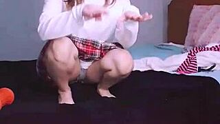 Bonneyuwu shows off her feet in miniskirt