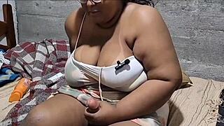 futanari - enteado ajuda seu madrasta a se masturbar