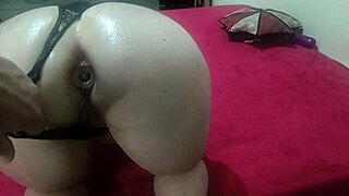 Encontrei essa cosplayer gostosa de gata negra e levei ela para casa para uma noite intensa.