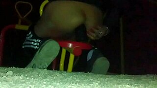 transexual se masturba el culo en una plaza