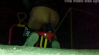 transexual se masturba el culo en una plaza