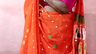Beautiful Indian Brunette Wears Saree in Amateurs Scene