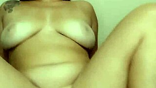 Exhibitionist on all fours with open pussy masturbating intensely