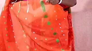 Beautiful Indian Brunette Wears Saree in Amateurs Scene