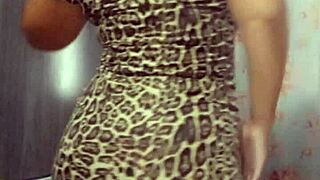 Exhibitionist on all fours with open pussy masturbating intensely