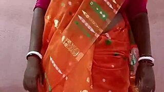 Beautiful Indian Brunette Wears Saree in Amateurs Scene