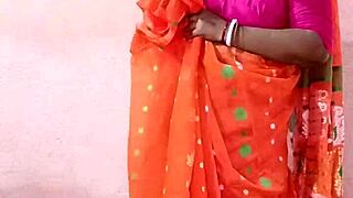 Beautiful Indian Brunette Wears Saree in Amateurs Scene