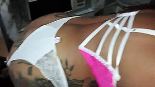 empregada safada da e chupa dois pau, huh?