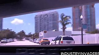 Roxy Love suger kuken hardt i limobaksetet før doggy og cumshot