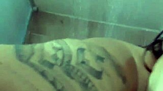 tomei um banho de porra no chuveiro