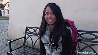 Public agent assists stranded Thai person helped by stranger