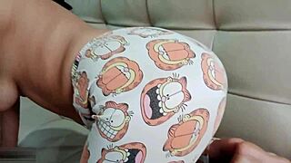 Usa su boca para masturbarme - mi hermanastra cansada despues del examen mamada en el sofa