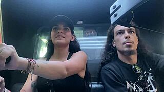 El amigo de mi novio me cobra una apuesta con el culo y me deja lleno de leche lo grabé para el cornudo