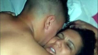 Karina se acabando no pau de dois novinhos fucking threesome