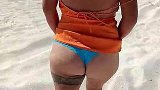 Mexicana puta exhibe sus tetas y culo y es manoseada en playa pública en mexico