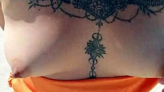 Mexicana puta exhibe sus tetas y culo y es manoseada en playa pública en mexico