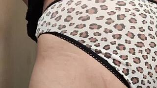 볼륨 있는 젊은 베이브 코스튬 애널 섹스