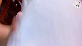 amateur Latina rijdt chill dildo in haar kamer