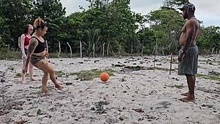 batendo bola no capinho com meu vizinho, perdemos o cusinho 😏