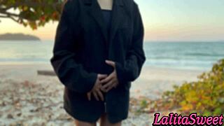 Hot babe provoked on beach