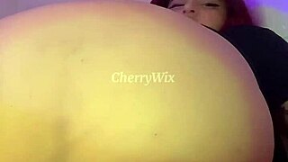 Puta abriendose el culo con juguetes anales