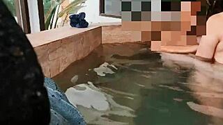 Esposa consolando a amigo de su esposo