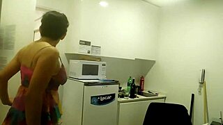 esposa puta coje al plomero y se llena el culo de leche por cuñado