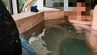 Esposa consolando a amigo de su esposo