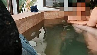 Esposa consolando a amigo de su esposo