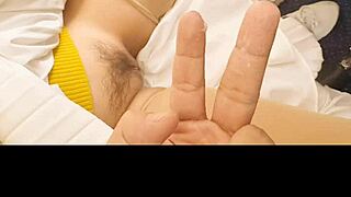 베트남 틴 18+가 아시안 젖은 씬에서 젖은 보지를 핸드잡으로 자위해