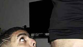 O amigo do meu irmão vestiu uma calcinha e pediu para fuder ele com força