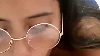 Jovencita con lentes disfruta follar con su profesor!