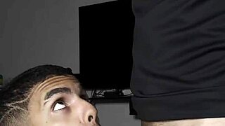 O amigo do meu irmão vestiu uma calcinha e pediu para fuder ele com força