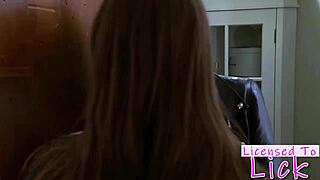 riley reid licks shaved pussy in kinky teen scene