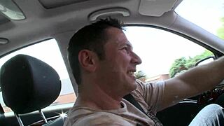 Savannah Stern gebruikt haar grote tieten om mannen te krijgen!