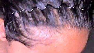 Amateur-Paar leckt Dessert vor dem Essen