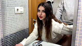 Mi casero viene a cobrar el alquiler mientras mi novio esta en la cocina MI CASERO ME FOLLA RAPIDO EN EL BAÑO