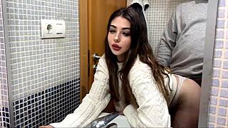 Mi casero viene a cobrar el alquiler mientras mi novio esta en la cocina MI CASERO ME FOLLA RAPIDO EN EL BAÑO