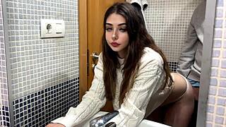 Mi casero viene a cobrar el alquiler mientras mi novio esta en la cocina MI CASERO ME FOLLA RAPIDO EN EL BAÑO