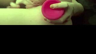 Horney britisk ludder-kæreste onanerer og suger ven