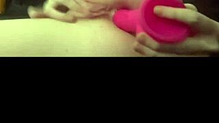 Nadržená britská kurvička se mazlí a fouká kámošovi