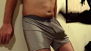 【閲覧注意】僕のチンポと金玉を女性のサンドバックにされひたすらボコられるm男！【何故、勃起してしまうのか？】