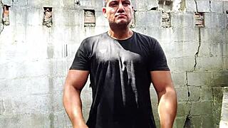 yuri gaúcho, beautiful bodybuilder, flashes and gets cumload on armpit