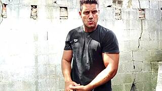 yuri gaúcho, beautiful bodybuilder, flashes and gets cumload on armpit