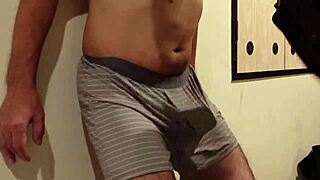 【閲覧注意】僕のチンポと金玉を女性のサンドバックにされひたすらボコられるm男！【何故、勃起してしまうのか？】