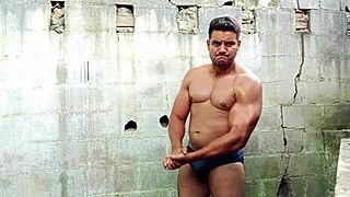 yuri gaúcho, beautiful bodybuilder, flashes and gets cumload on armpit