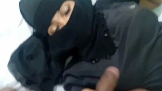فتاة مسلمة تمارس جنساً عنيفاً مع صديق هندوسي