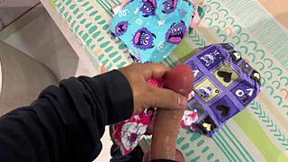 padrastro pervertido frota los calzoncitos de su hijastra en su verga y termina follandola hasta correrse