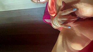 garota se exibe na webcam mostra toda a sua grande xereca rosa