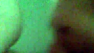 Regarde mamie BBW sucer petite bite 18+ pipe gros seins